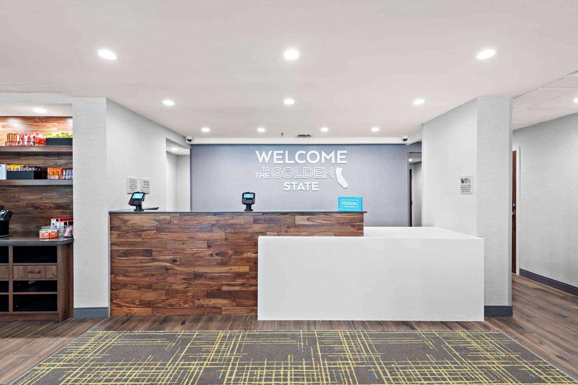 Hotel Hampton Angeles Airport 3*