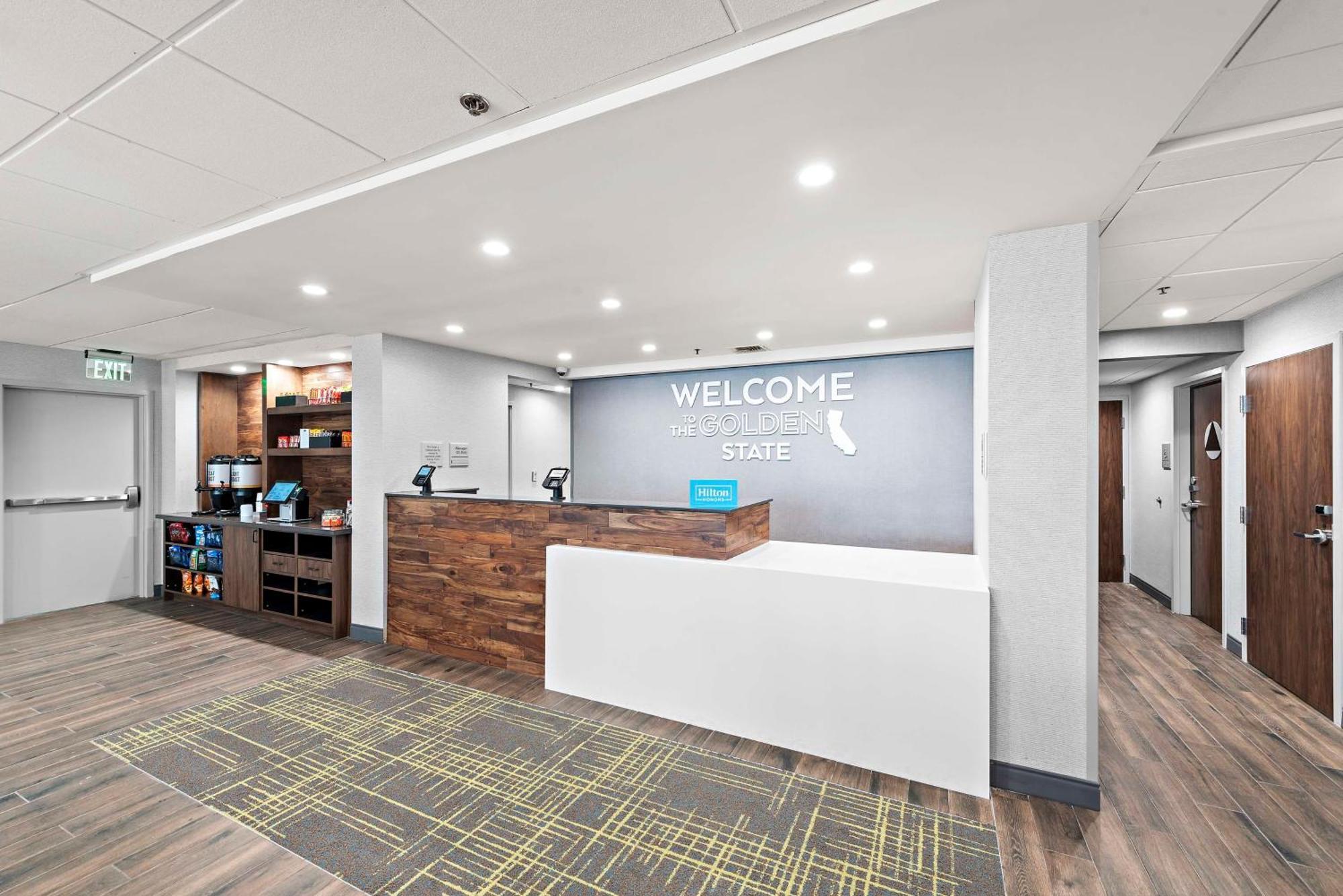 Hampton Angeles Airport 3*