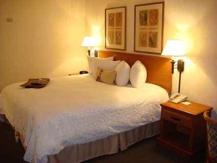 Hotel Hampton Angeles Airport 3*