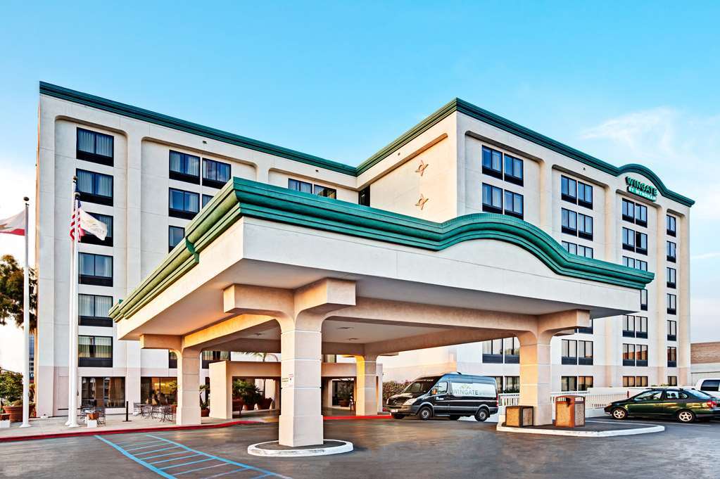 Hampton Angeles Airport Lennox