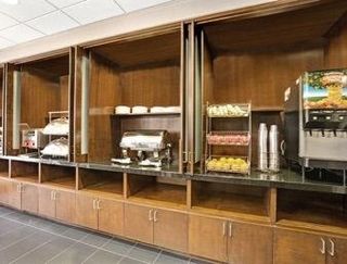 Hotel Hampton Angeles Airport 3*