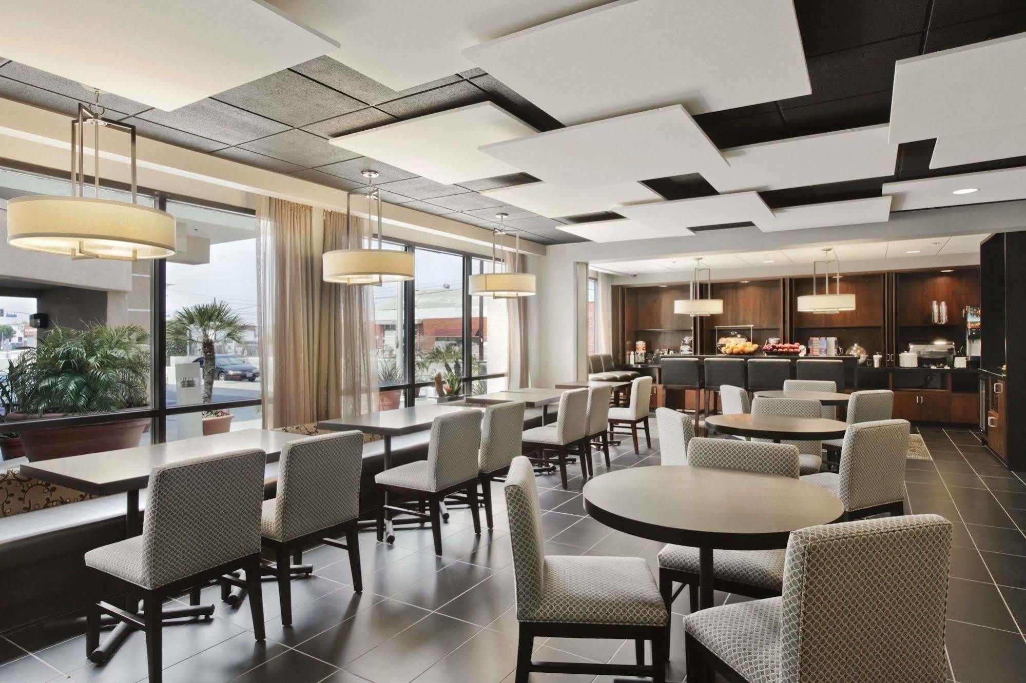 Hampton Angeles Airport Hotel