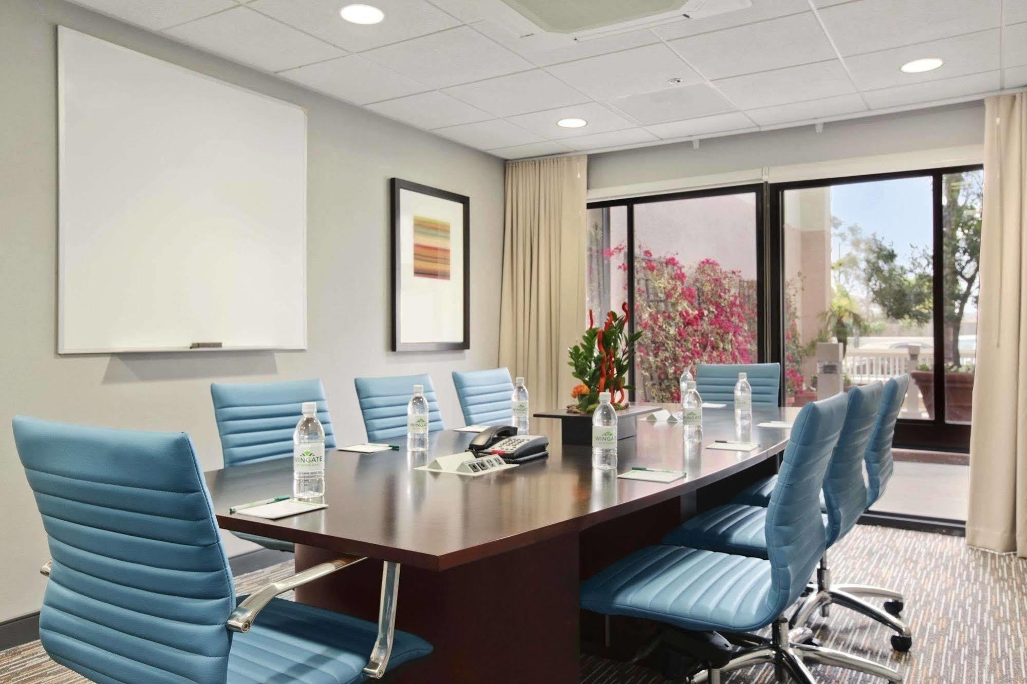 Hampton Angeles Airport Hotel Lennox