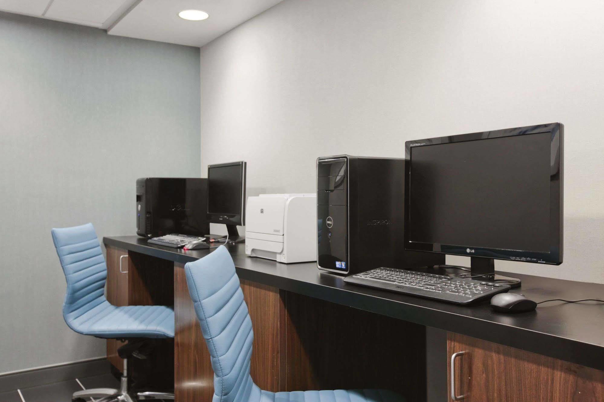 Hampton Angeles Airport 3*