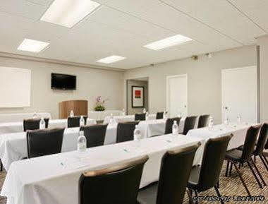 Hotel Hampton Angeles Airport 3*